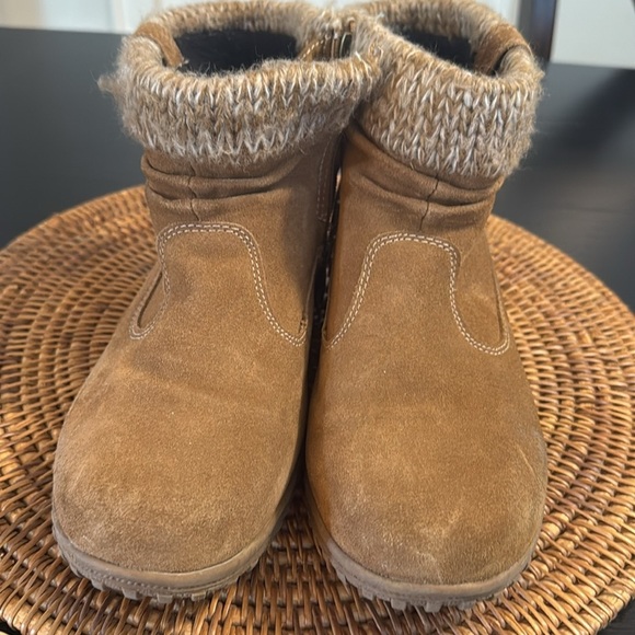Khombu Cozy Tan Ankle Boots - Picture 4 of 8